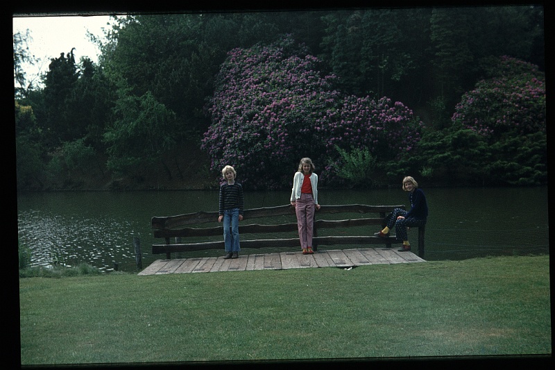 28.Efteling jun 1974 Brigitte,Marion,Peter.JPG